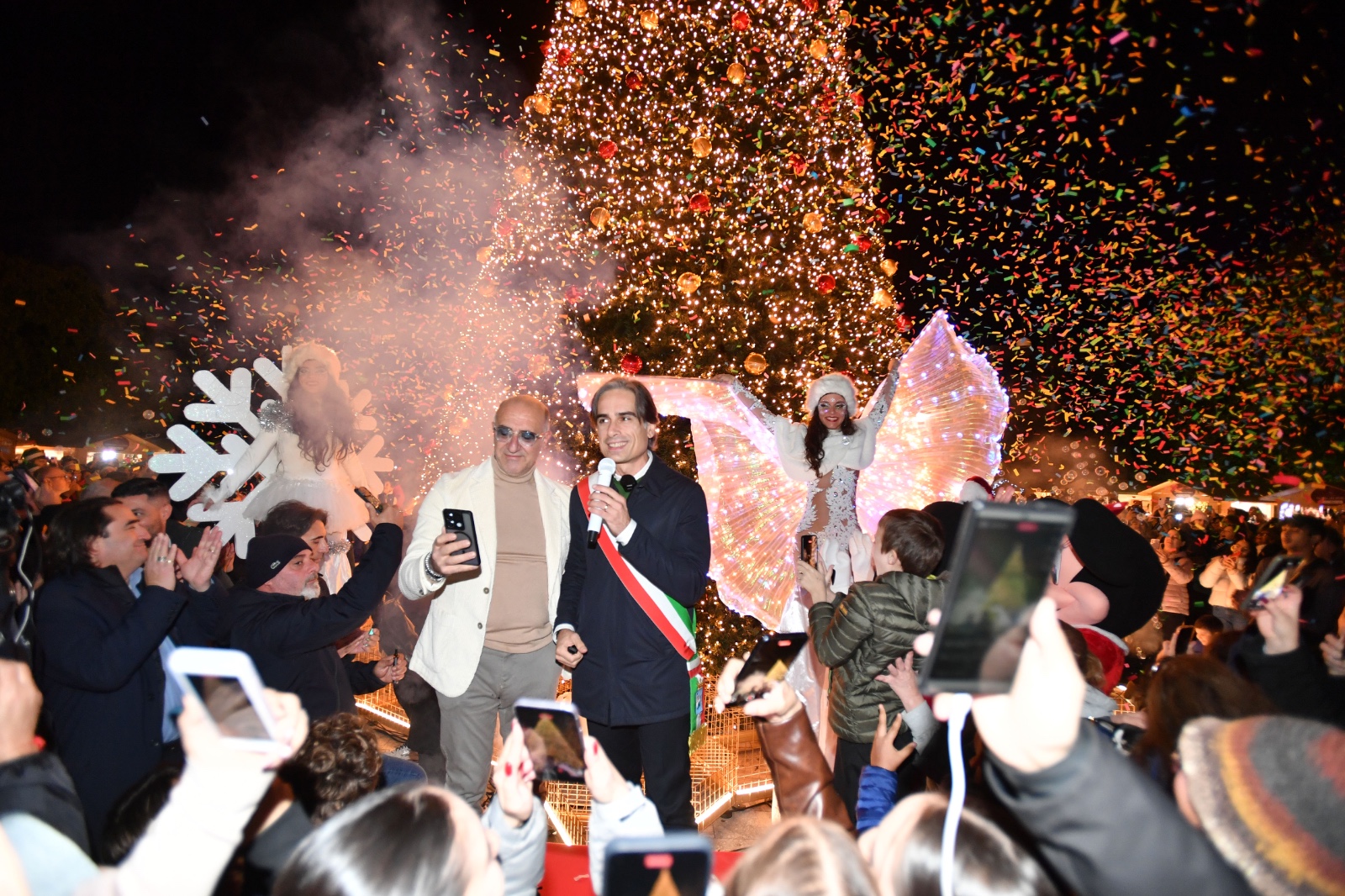 Accensione ALBERO Piazza Duomo ()