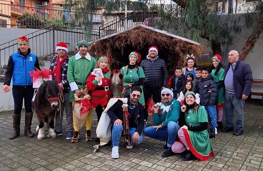 Reggio, gli Elfi di Babbo Natale in visita nei quartieri del Nord – FOTO