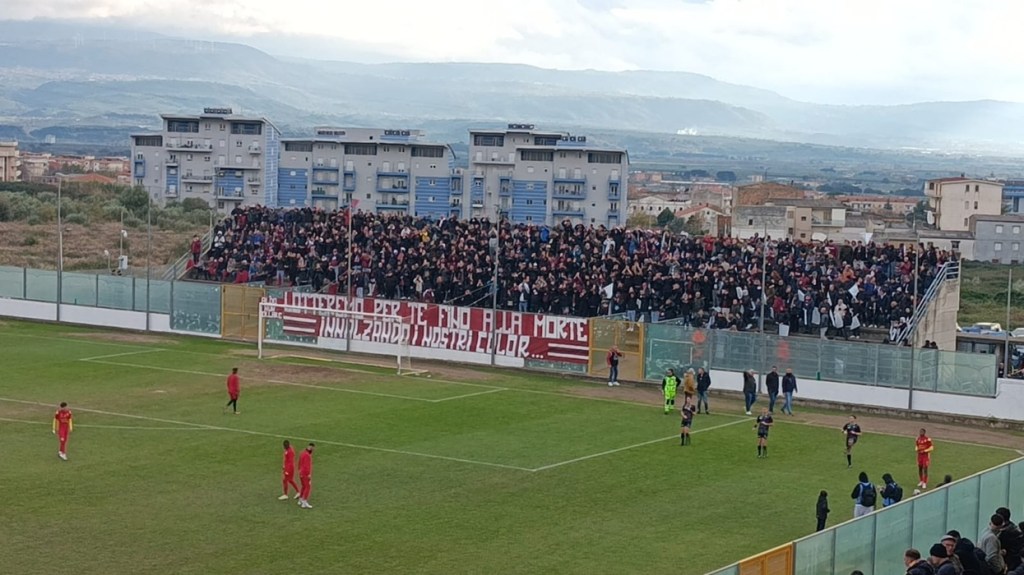 Sambiase-Reggina: amaranto in vantaggio meritatamente. Lo striscione degli ultras
