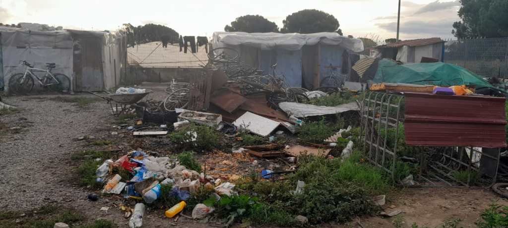 San Ferdinando, tra inferno e solidarietà: aiuti da Reggio. Il reportage – FOTO