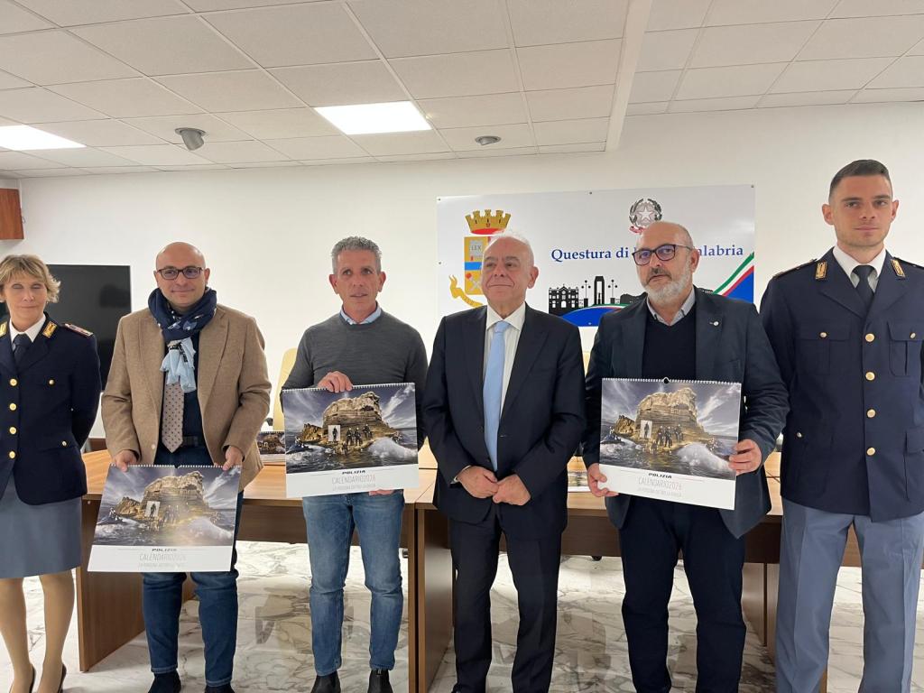 Reggio, l’umanità dietro l’uniforme: consegnati i calendari della Polizia di Stato – FOTO