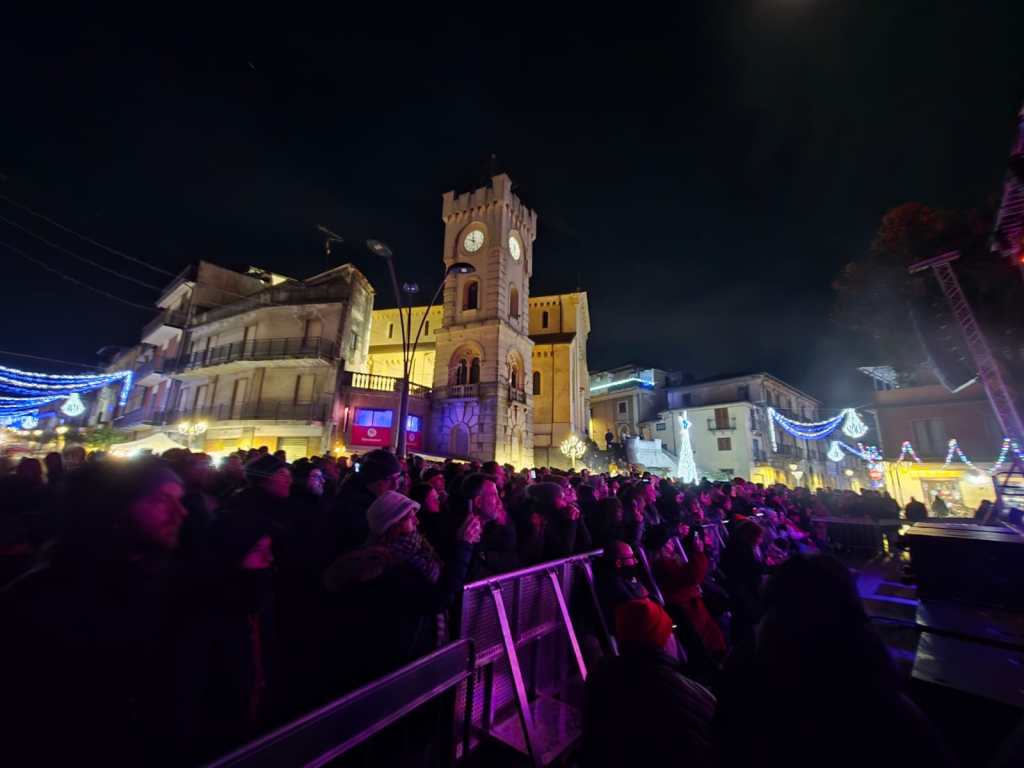 Cinquefrondi, grande successo per il concerto di Silvestri: si continua con Marvin & Andrea Prezioso – FOTO