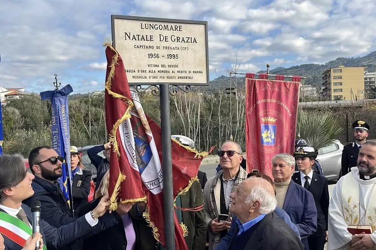 Intitolato al capitano De Grazia un tratto del lungomare di Gallico
