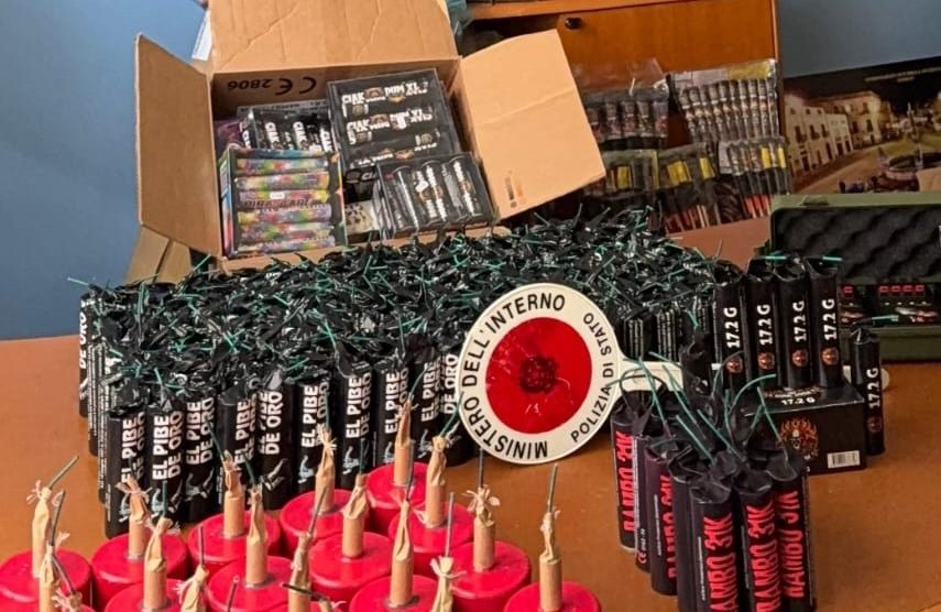 Siderno, fermato ad un posto di blocco e trovato in possesso di oltre 11 kg di botti illegali