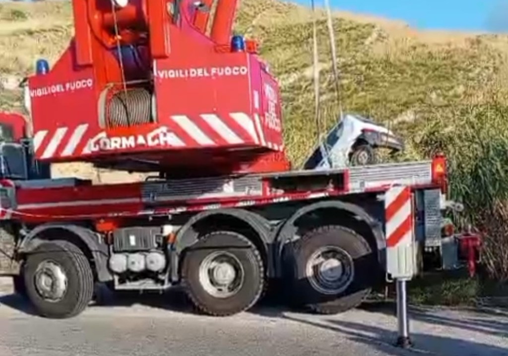 Reggio, perde il controllo dell’auto e finisce in un dirupo: donna ritrovata dopo ore