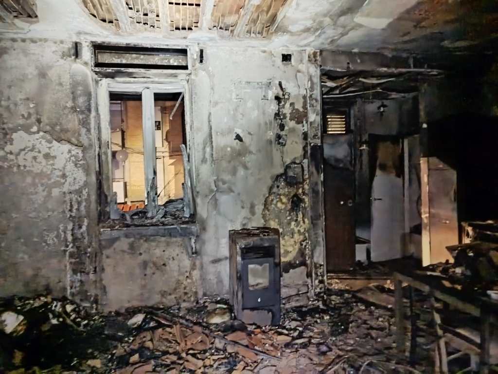 Reggio, casa distrutta da un incendio: i Vigili salvano una famiglia con 3 bambini