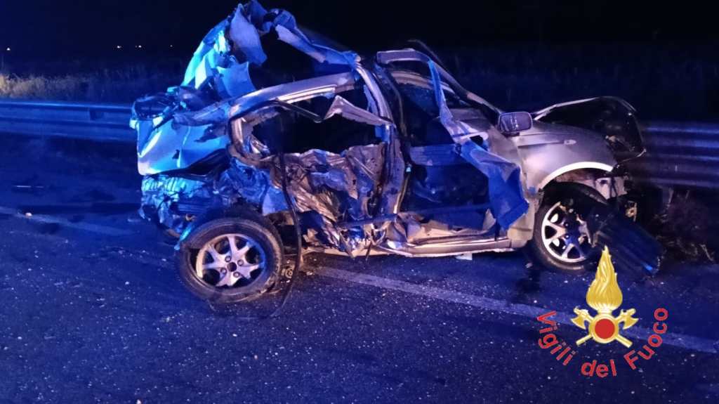 Incidente sulla SS106, scontro tra un furgone e due auto: un morto e tre feriti