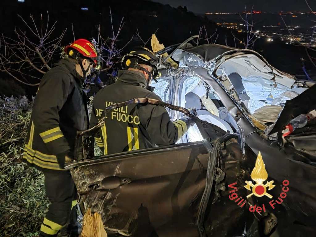 Calabria, altro incidente mortale. Auto finisce contro un albero, perde la vita un giovane