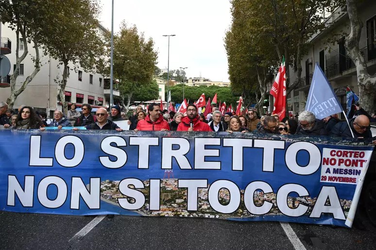 manifestazione no ponte messina