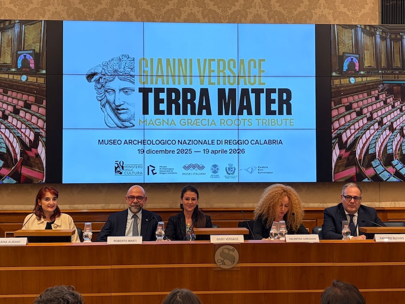 mostra gianni versace terra mater senato ()