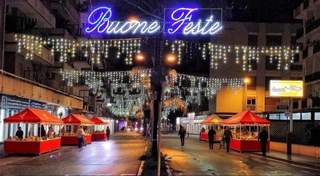 Natale a Reggio, il Viale Aldo Moro si trasforma in un sogno di luci, musica e tradizioni