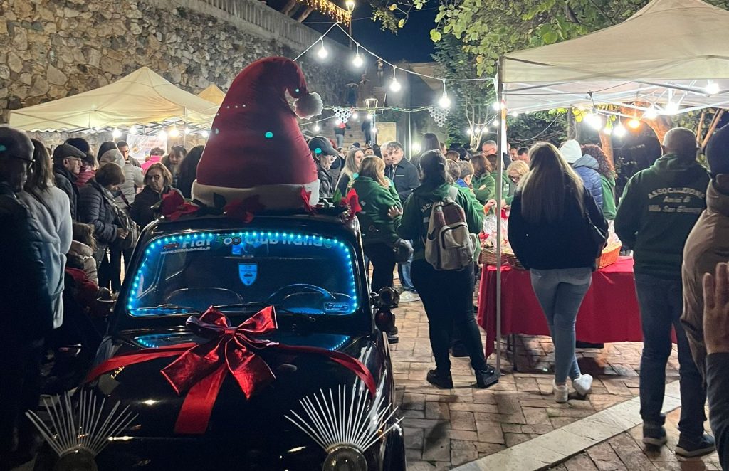 Festa dell’Immacolata: la comunità di Villa San Giuseppe in piazza per l’accensione dell’albero – FOTO