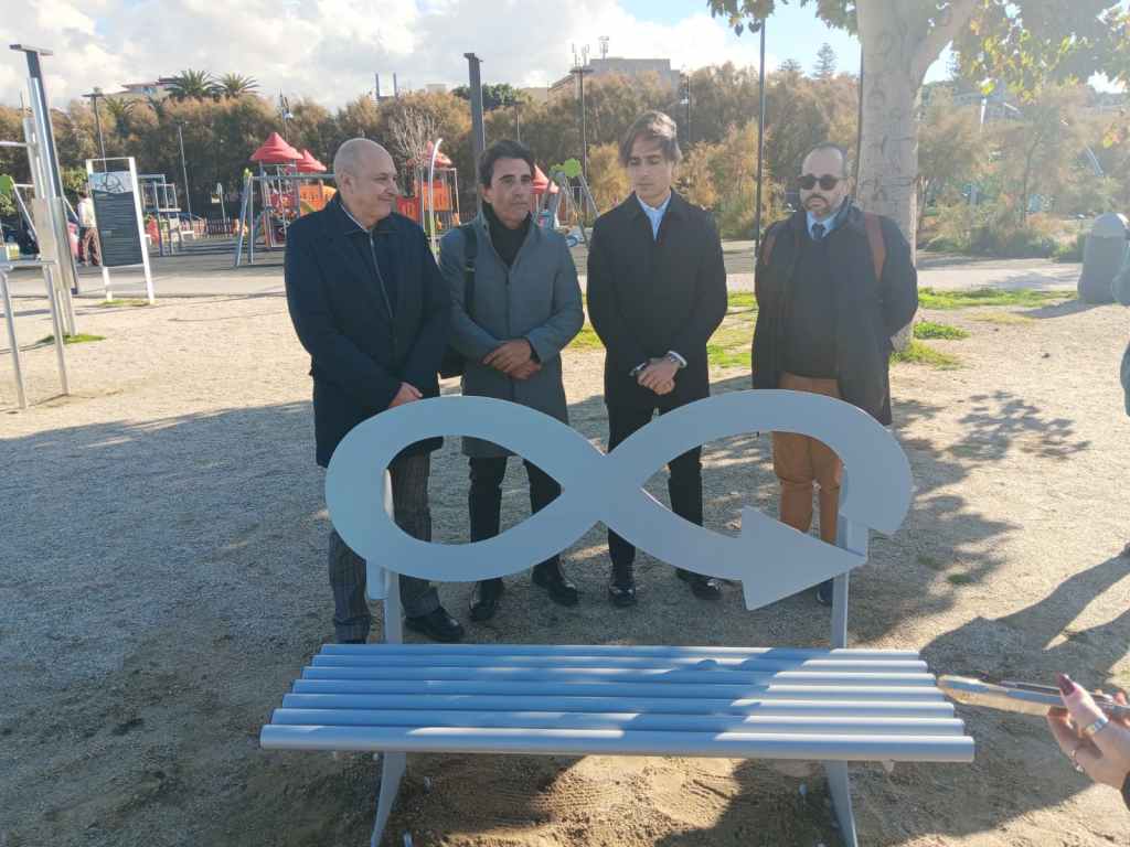 ‘Steelosa’: la panchina simbolo del riciclo dell’acciaio arriva a Reggio – FOTO