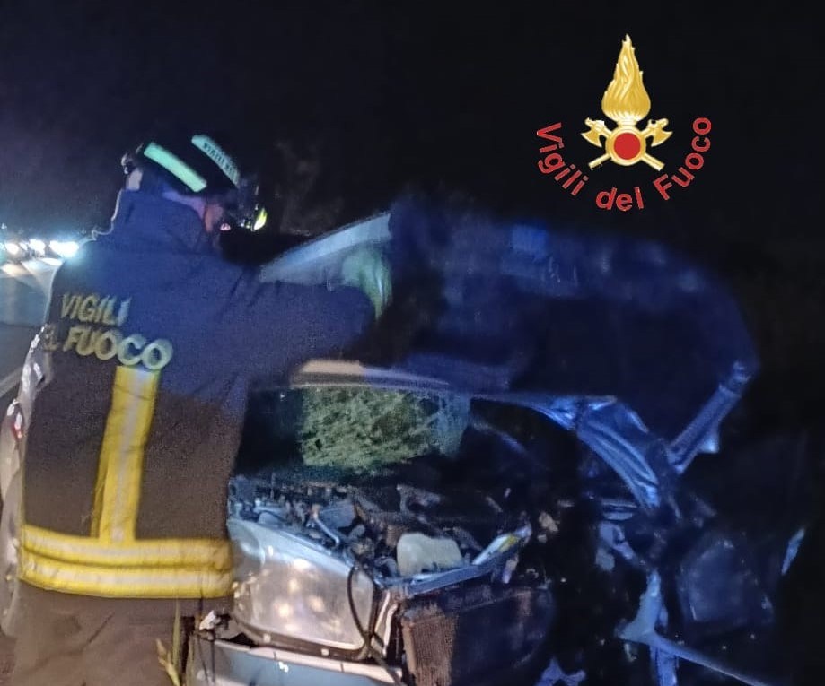 SS106, SUV perde il controllo e si schianta contro il guardrail: due feriti – FOTO