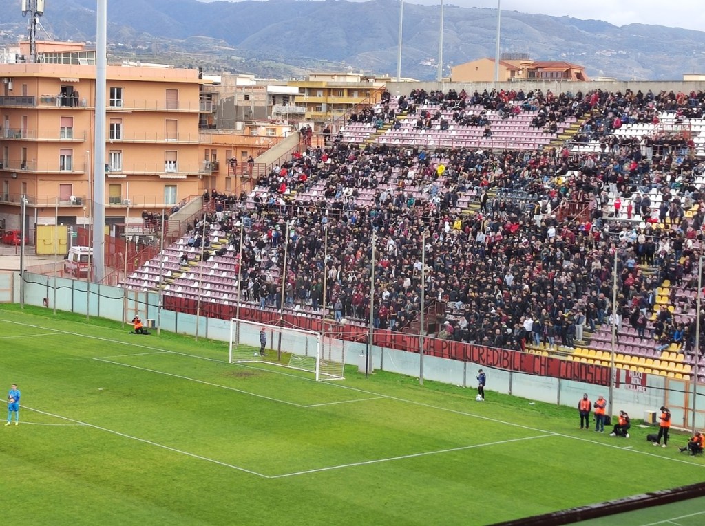 Primo tempo: Reggina straripante, 3-0 sulla Vibonese. Nuovo striscione in Curva Sud