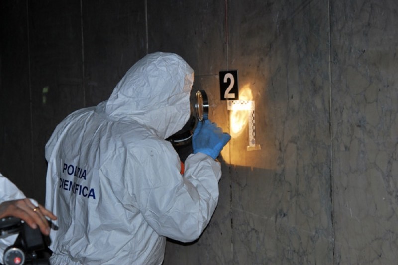 Reggio, uomo trovato senza vita in un sottoscala in centro. Sul posto la scientifica