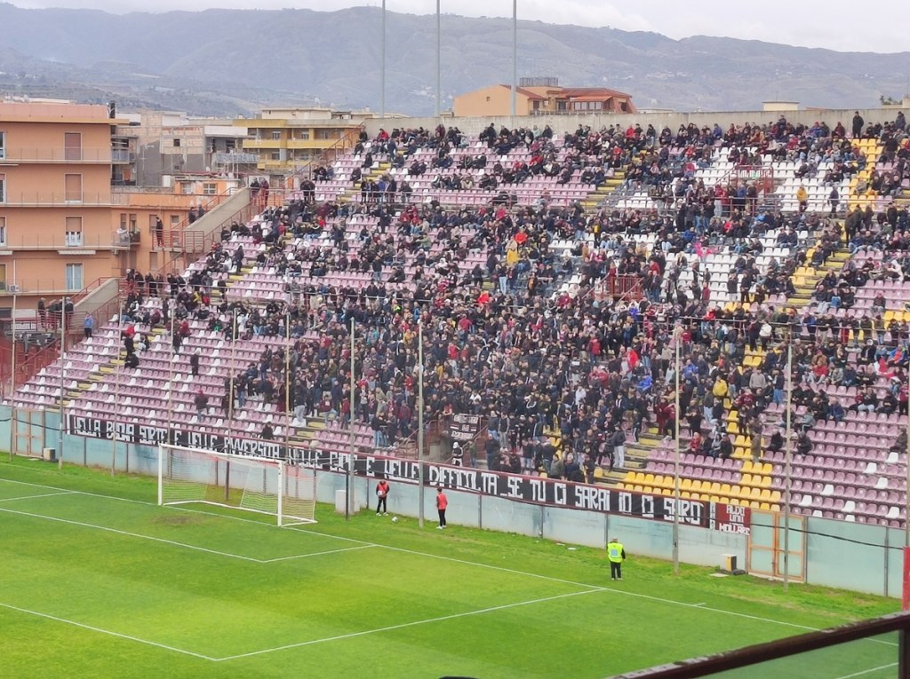 Primo tempo: Reggina in vantaggio di due reti. Striscione in Curva Sud
