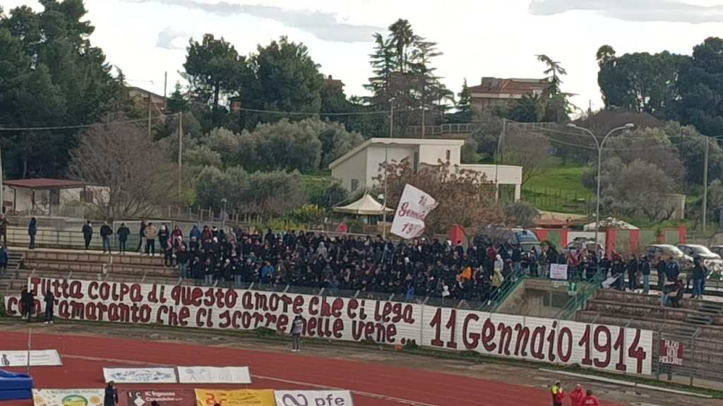 I tifosi amaranto a Caltanissetta, con lo striscione che festeggia il compleanno della Reggina