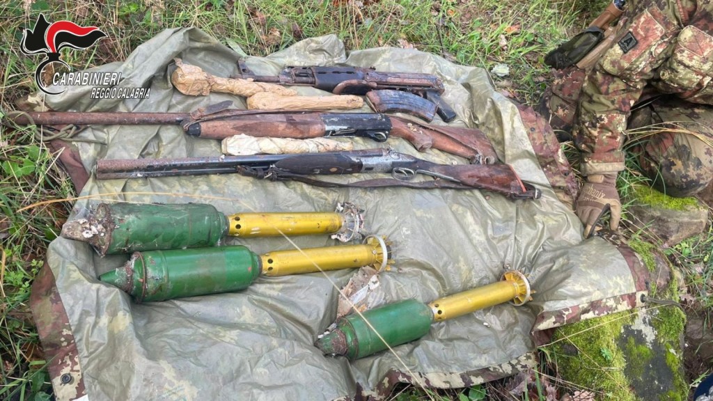 Scoperto arsenale in Aspromonte: armi da guerra e razzi anticarro sequestrati dai Carabinieri