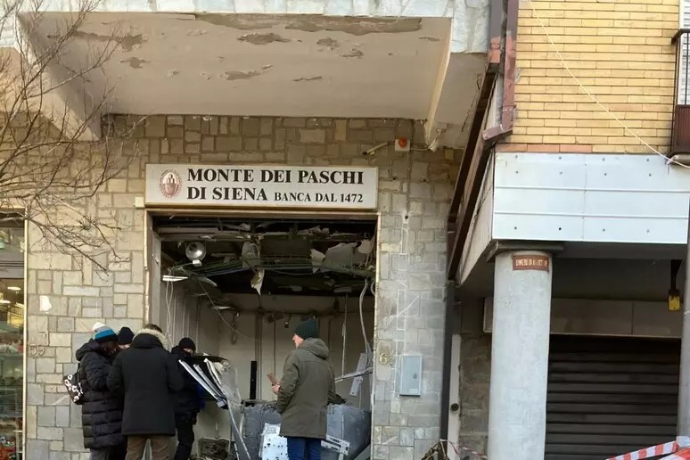 Calabria, assalto con esplosivo al bancomat e furto: indagini in corso dei Carabinieri