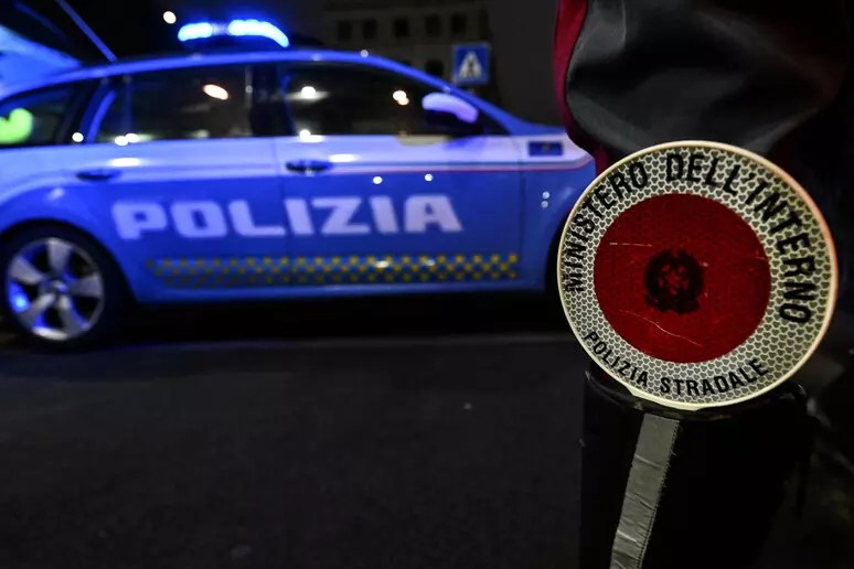 Calabria, panico sulla A2: veicolo contromano bloccato dalla Polizia Stradale