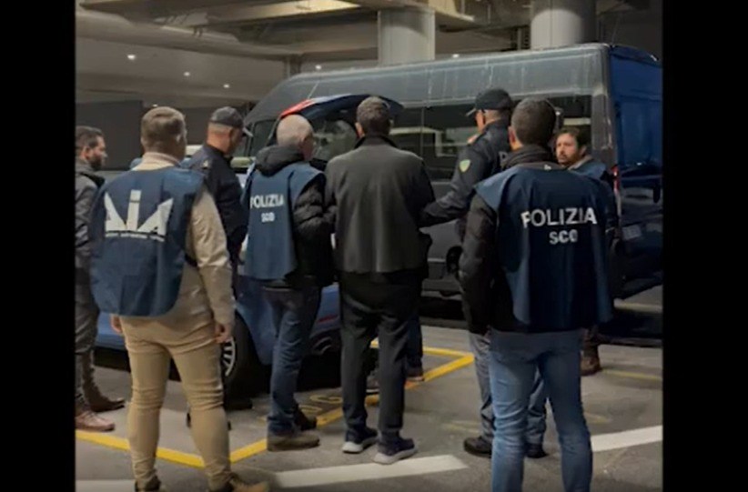 ‘Ndrangheta, estradato il latitante Camporesi: ad attenderlo a Fiumicino la Polizia di Reggio – VIDEO