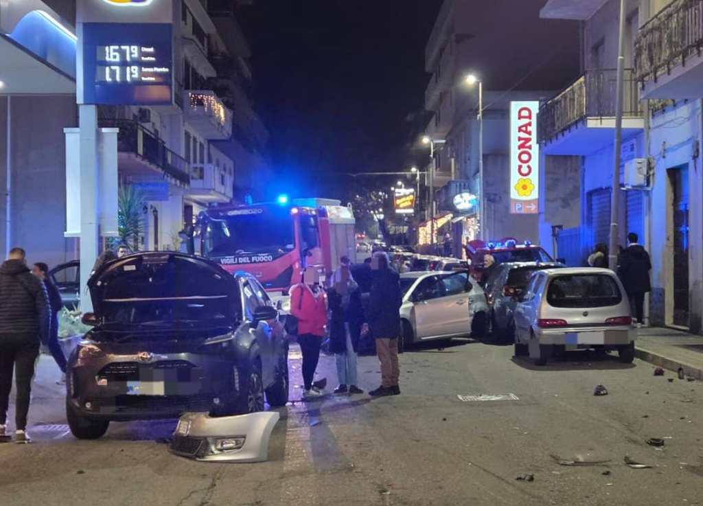 Reggio, grave incidente con feriti sulla Nazionale: 5 macchine coinvolte – FOTO