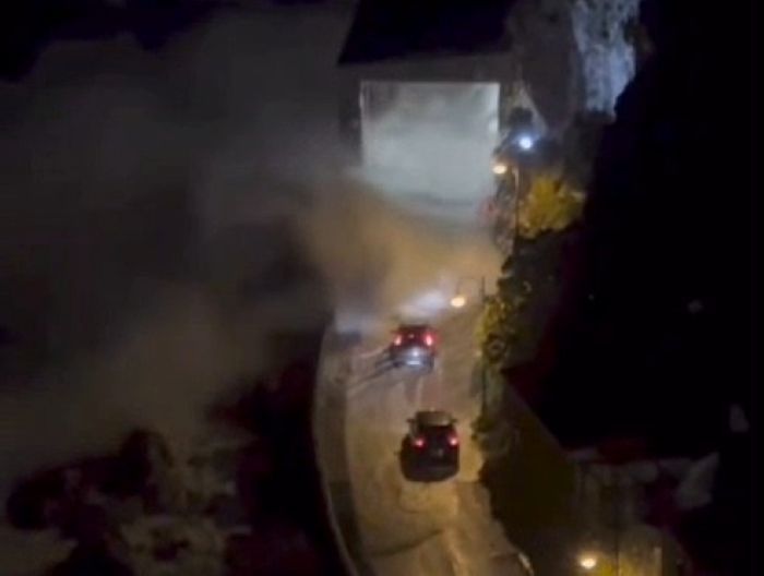 Fortissima mareggiata a Scilla, le immagini delle auto tra le onde a Chianalea – VIDEO
