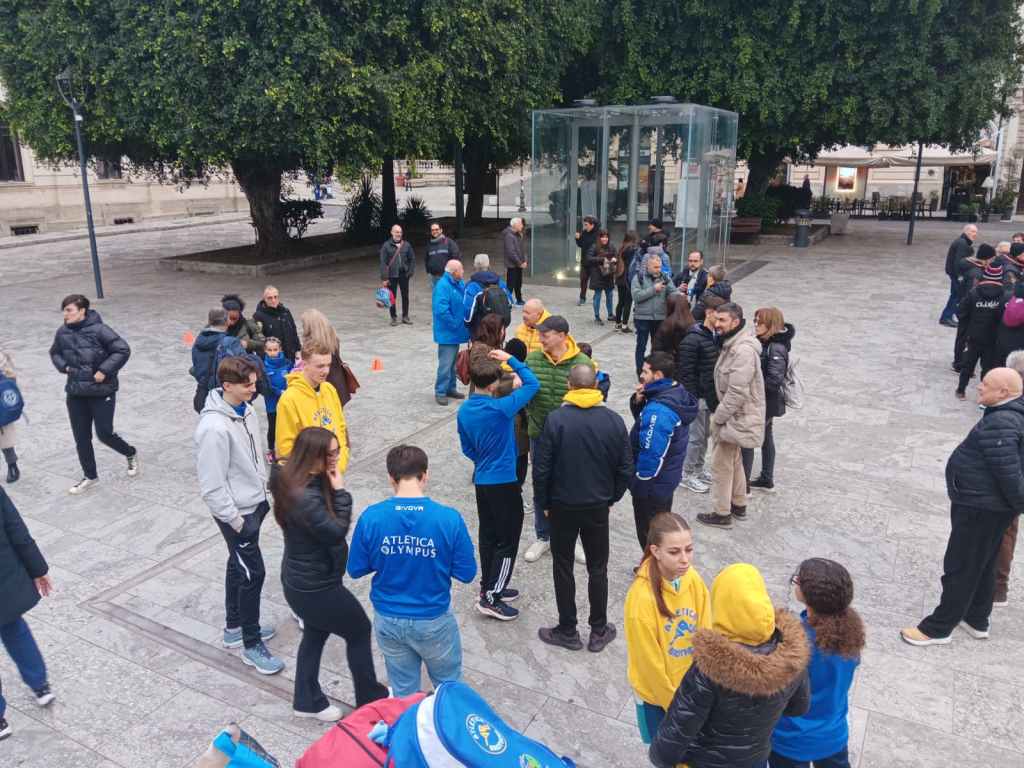 Atletica reggina in strada, protesta a piazza Italia: ‘Servono risposte e impianti sicuri’ – FOTO