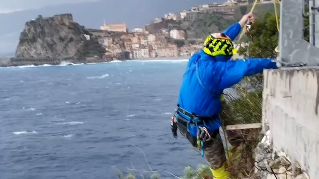 Scilla, volontari si calano con le funi e ripuliscono la scogliera di Pacì – FOTO