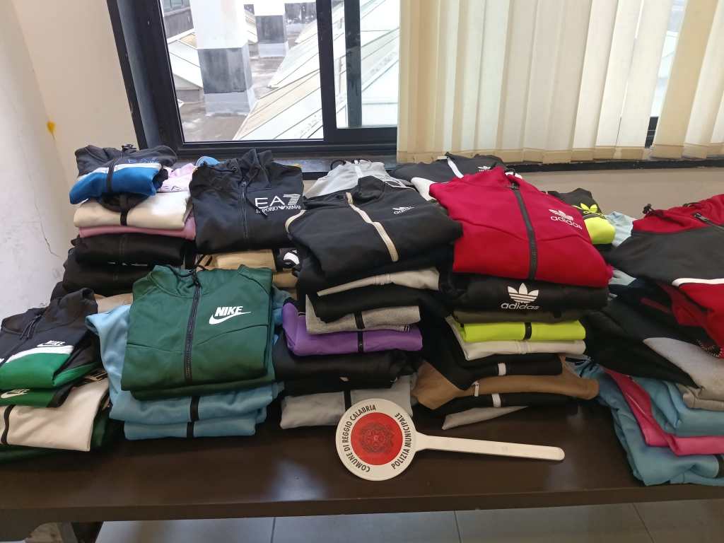 Reggio, Polizia Locale sequestra merce contraffatta al mercato di Largo Botteghelle