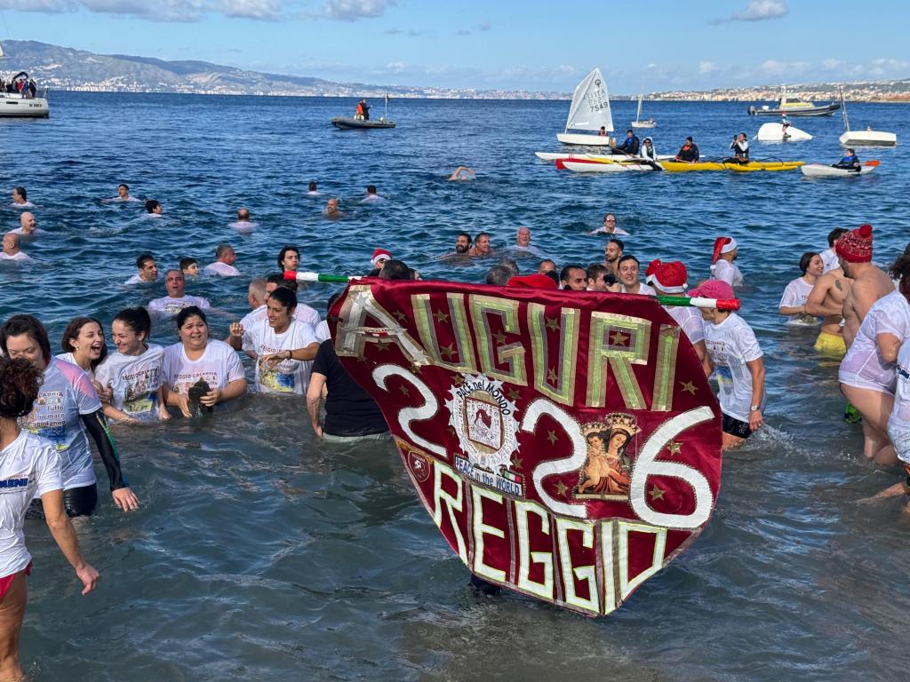 A Reggio il tradizionale tuffo di Capodanno con gli auguri del sindaco Falcomatà – FOTO