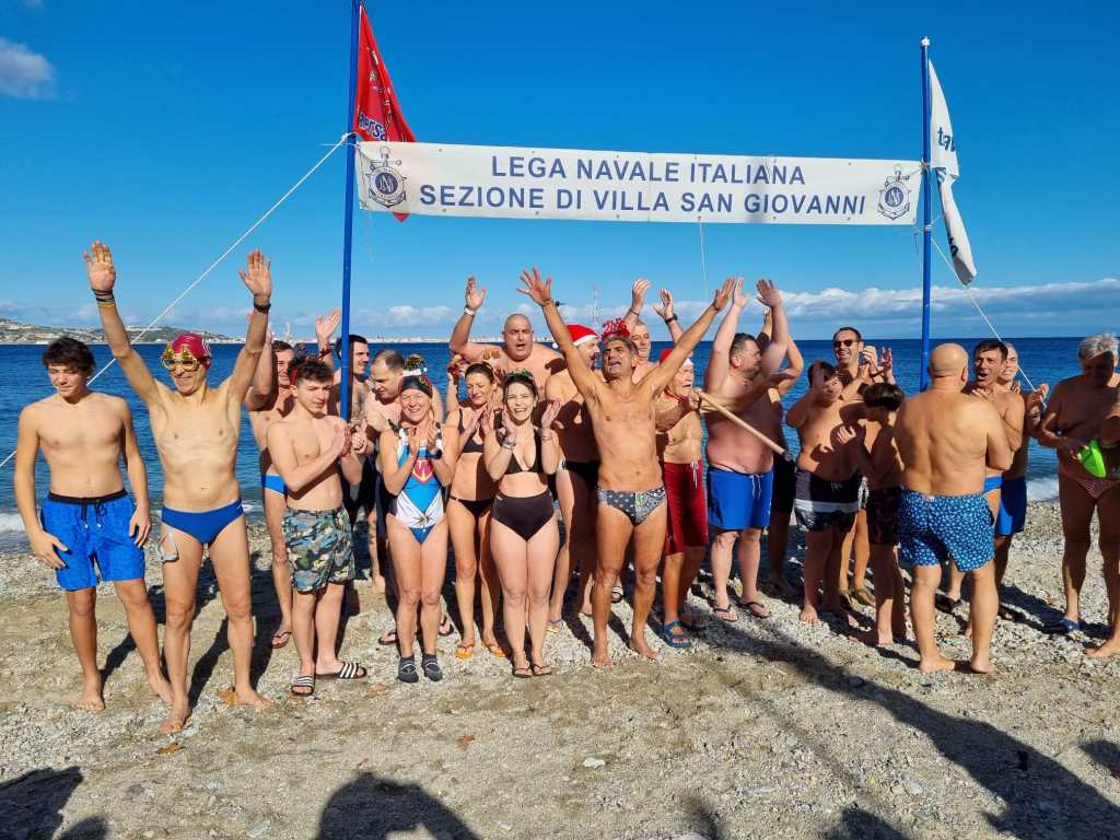 Villa San Giovanni, tutti a mare per il Tuffo di Capodanno aspettando la 62^ Traversata – FOTO