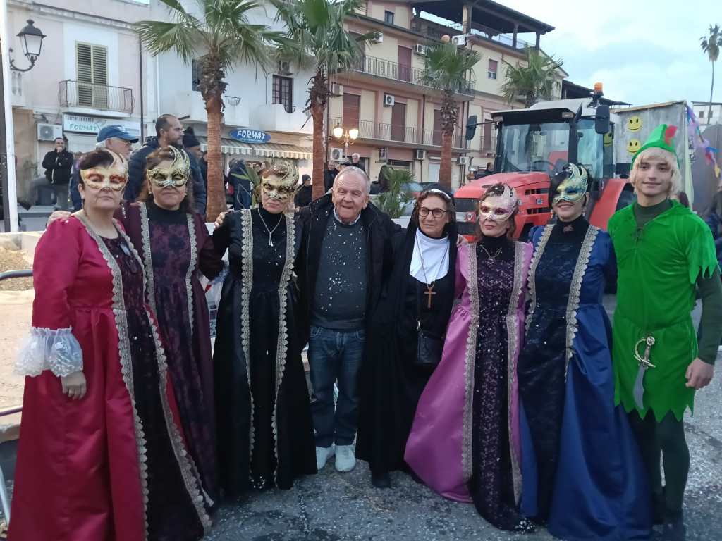Il Carnevale grecanico sfila a Brancaleone: corteo dei carri e delle installazioni allegoriche – FOTO