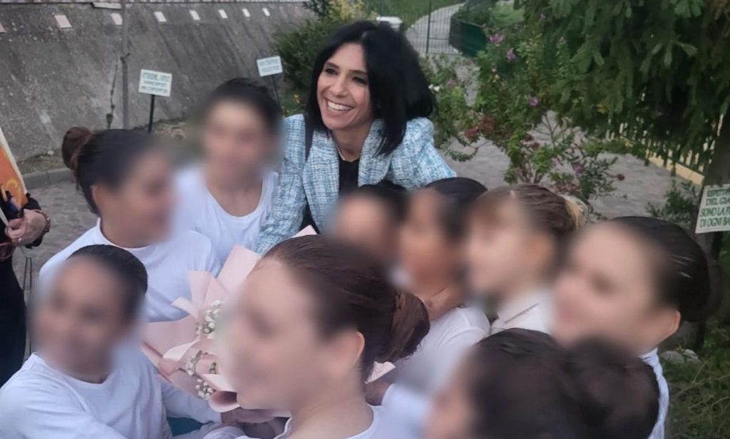Foto On Giusi Princi con un gruppo di studenti