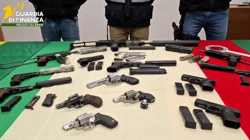 Scoperto arsenale nascosto in un capannone: 2 arresti in flagranza a Gioia Tauro – VIDEO