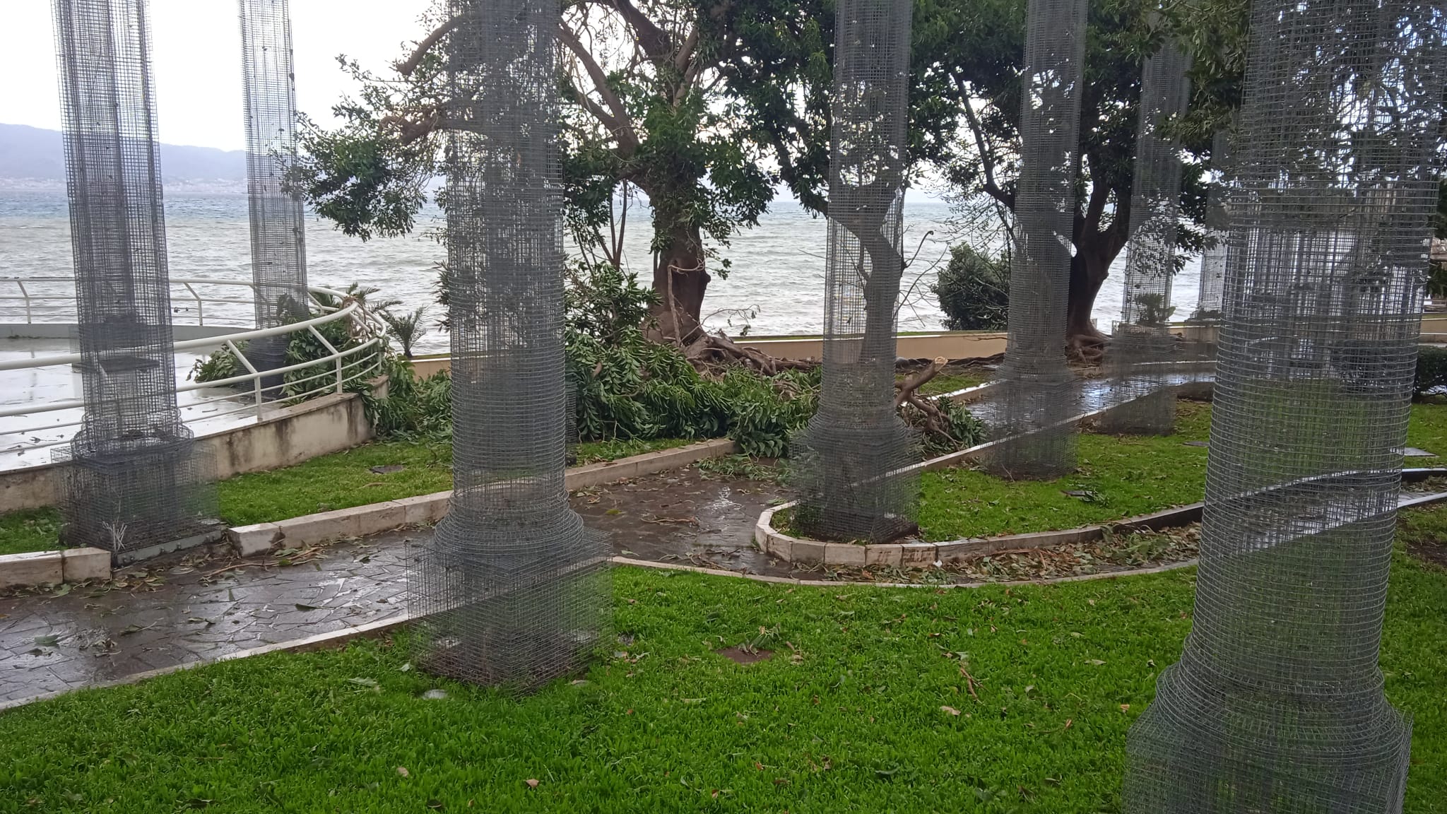 ciclone oriana raffiche vento maltempo colonne opera ()