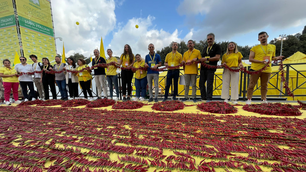 collana da record del peperoncino confezionata da Coldiretti Calabria