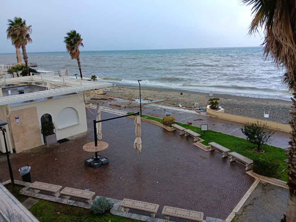 danni maltempo lungomare ()