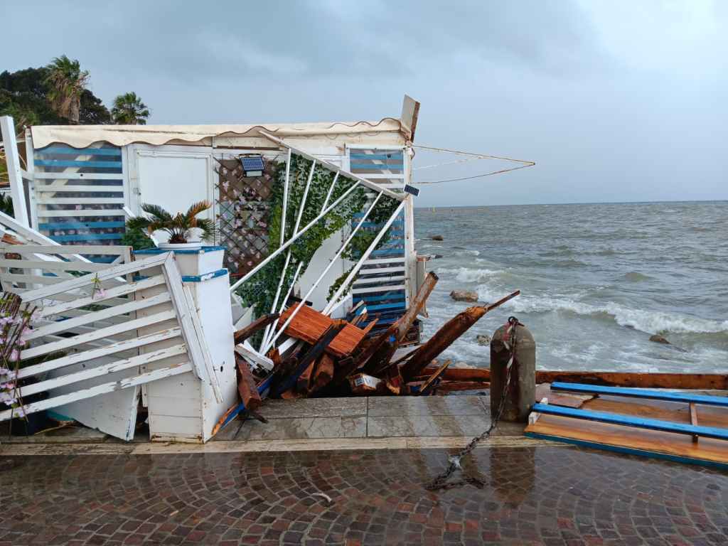 danni maltempo lungomare ()