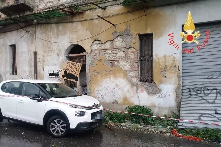 Calabria, edificio a rischio crollo nel centro di Catanzaro: strada chiusa al traffico