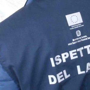 Ispettori del lavoro nel reggino: lavoro nero in negozi e saloni, prescrizioni per lavori in quota