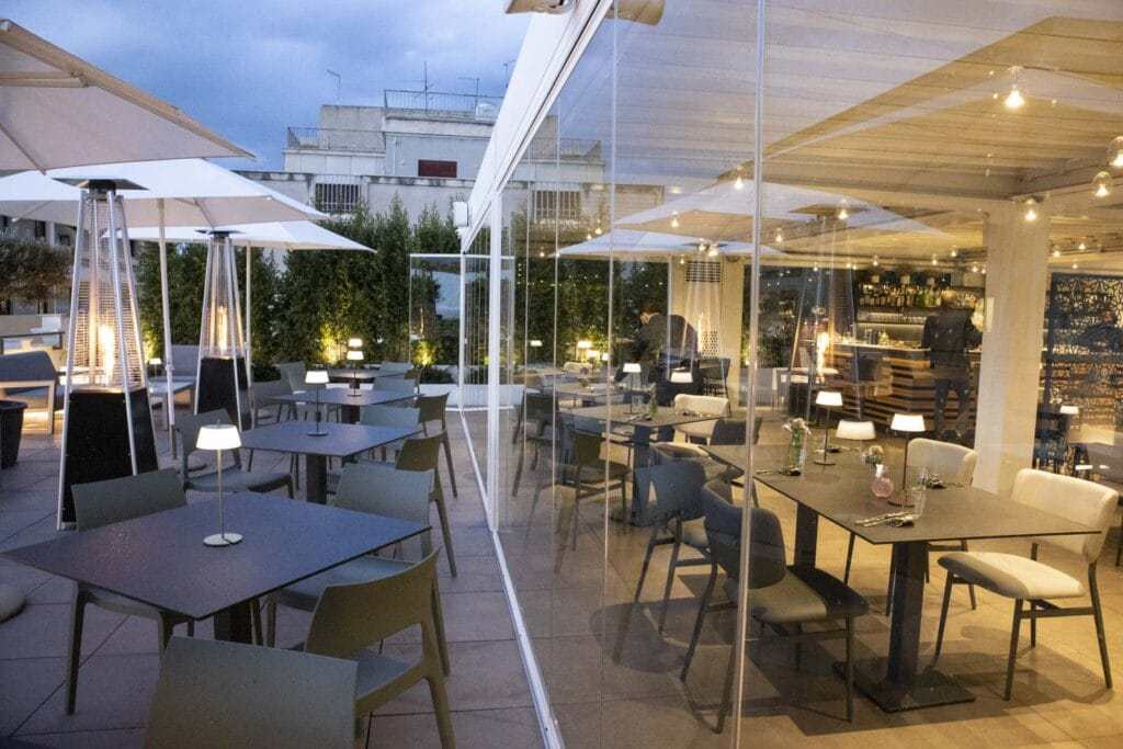 Tèra e Campari: il terrazzo del Medinblu rafforza la sua identità tra pranzo, aperitivo e cena