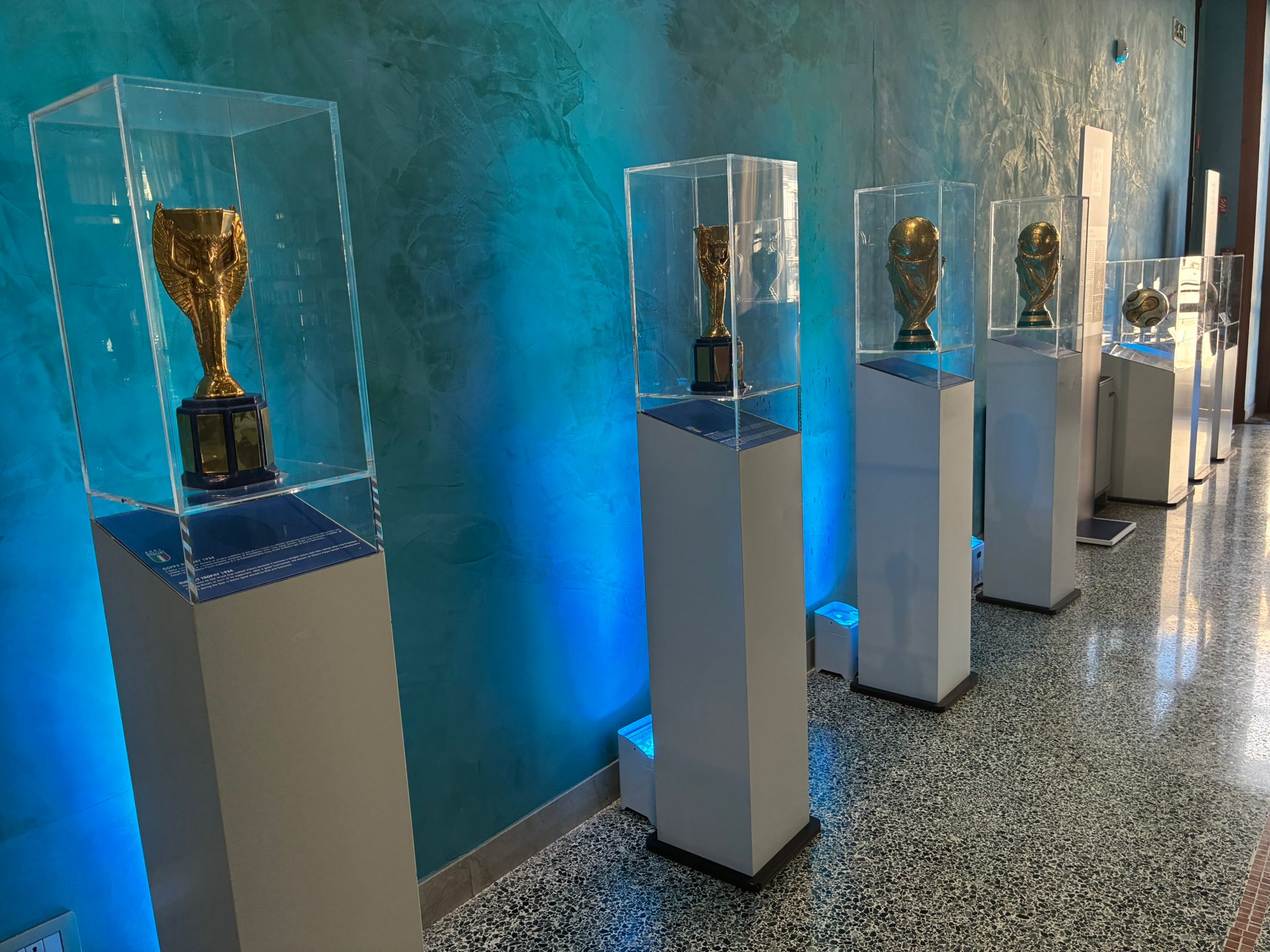 mostra sfumature d'azzurro