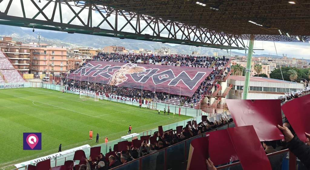Tifosi in curva con una grande coreografia amaranto e cartoncini rossi sugli spalti durante Reggina-Messina