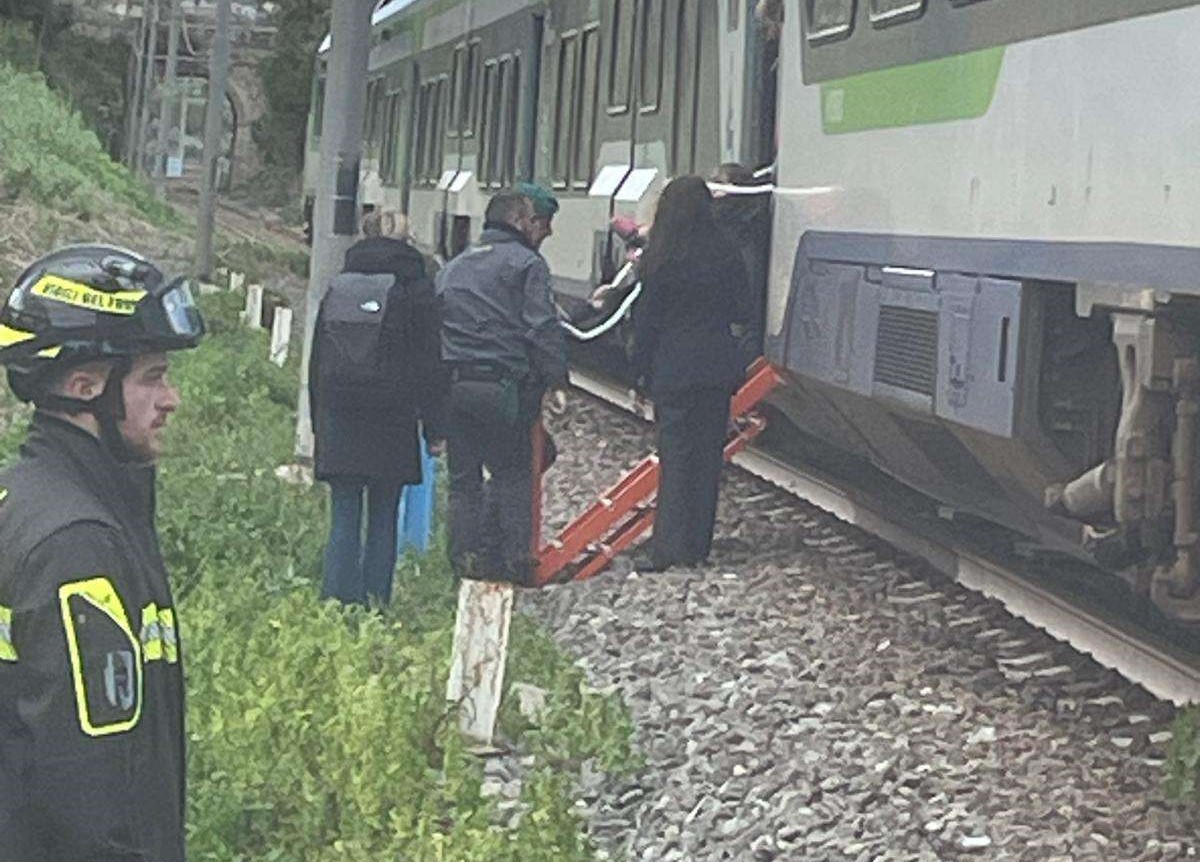 treno bloccato Ricadi VVF ()