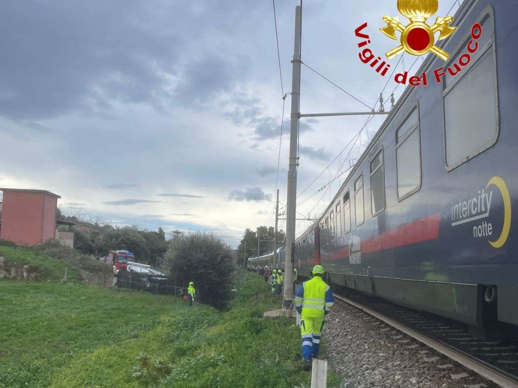 treno bloccato Ricadi VVF ()