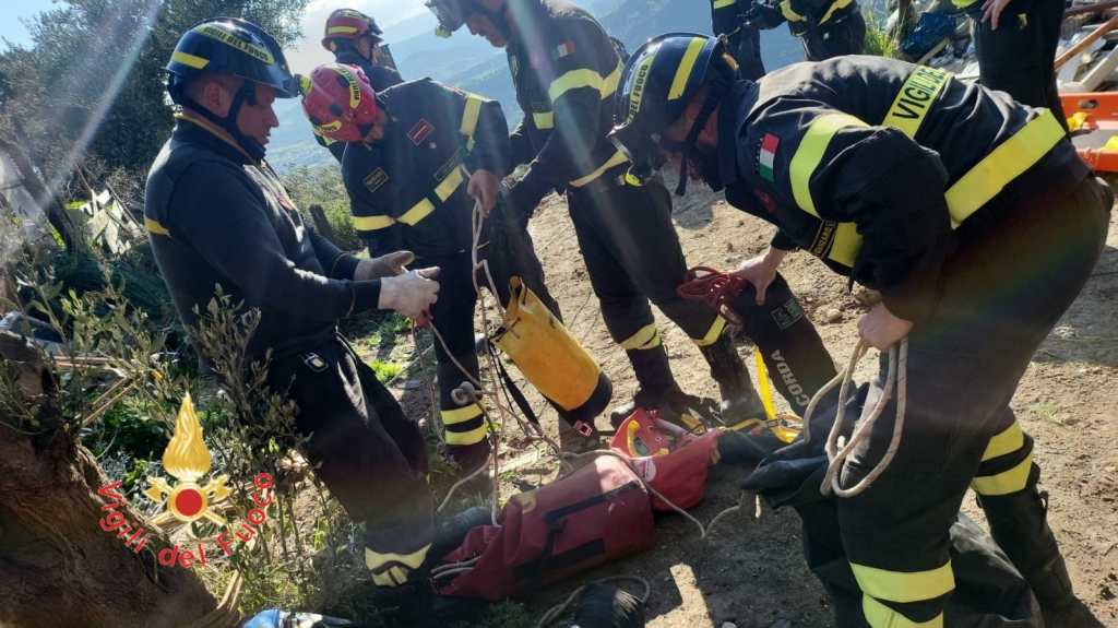 Calabria, camion finisce in una scarpata: morto il conducente