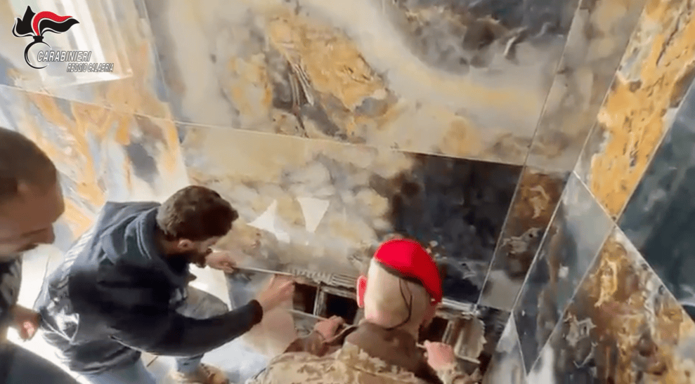 Bunker segreto scoperto in un’abitazione in costruzione a San Luca – VIDEO