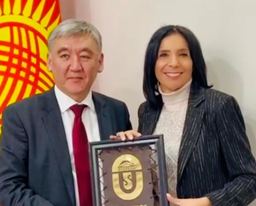 Foto On Giusi Princi e Rettore Osh State University